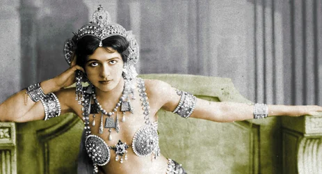 ジュエルビキニを着たマタハリ。 1910年頃
